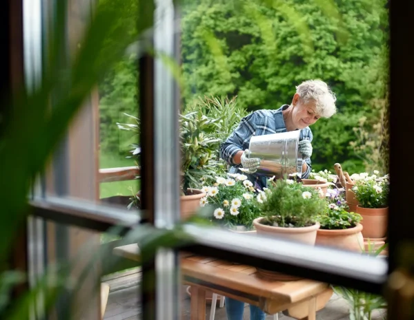 Kvinna som arbetar i trädgården